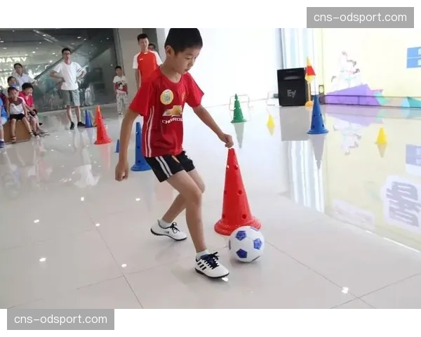 花絮：里昂主场小球童精彩颠球表演收获全场掌声