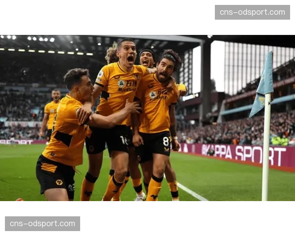 特写：莫利纽克斯球场，狼队球迷高唱队歌鼓舞深陷降级区的球队