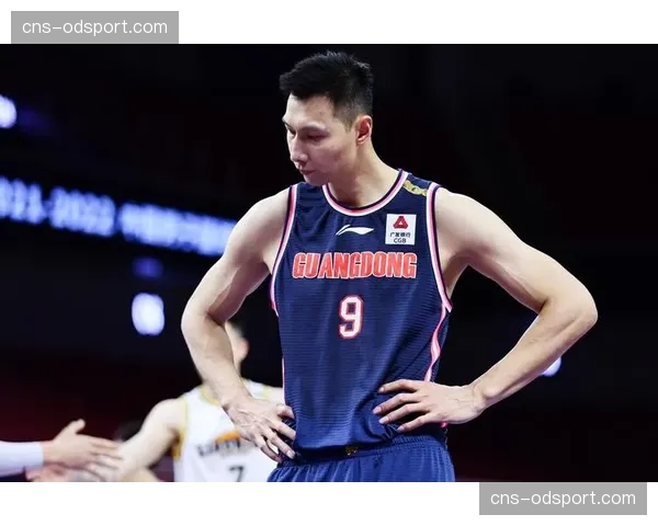 特写:易建联以解说嘉宾身份亮相半决赛,在场边认真记录 特写:易建联以解说嘉宾身份亮相半决赛,在场边认真记录